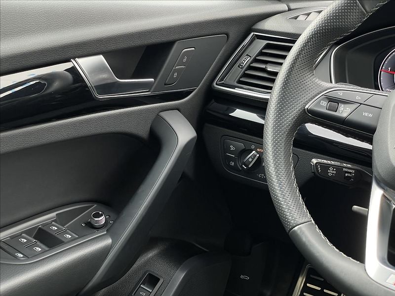 Audi Q5 2,0 TDI quattro S line  Sportb - fotka 13 z 23