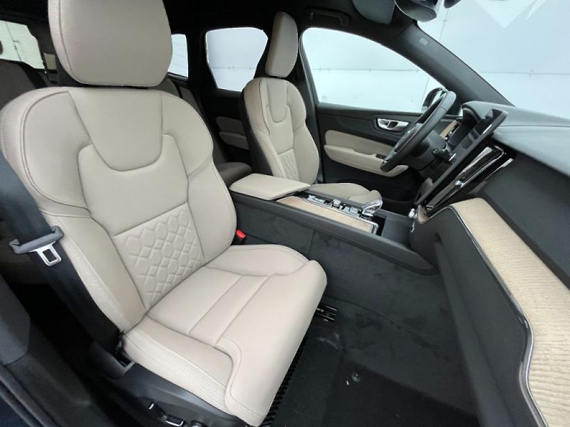Volvo XC60 Plus Dark T6 AWD 257kW - fotka 14 z 25