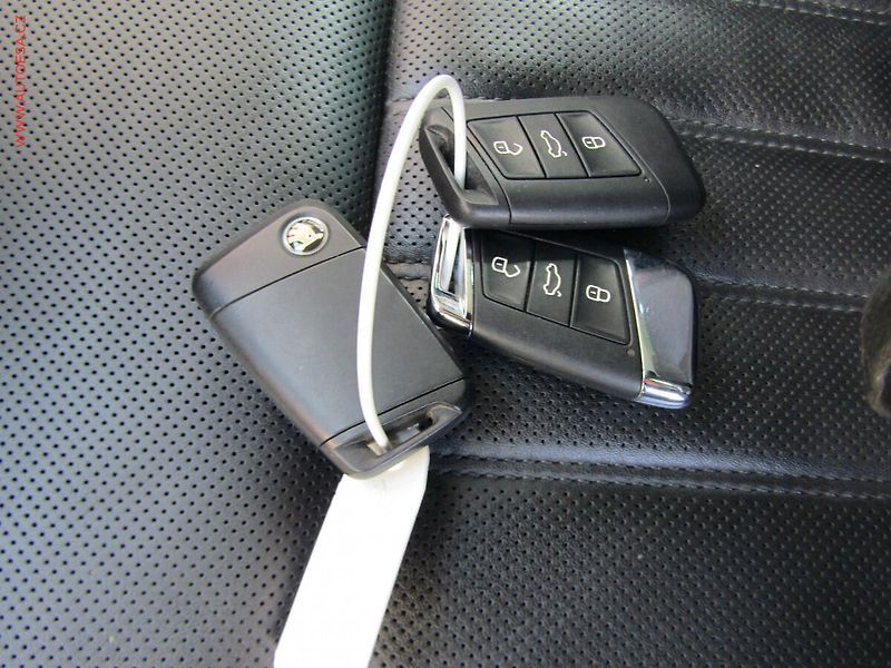 Škoda Superb (2018) 2.0 TDi, ČR, L&K, DSG, kůže - fotka 17 z 17