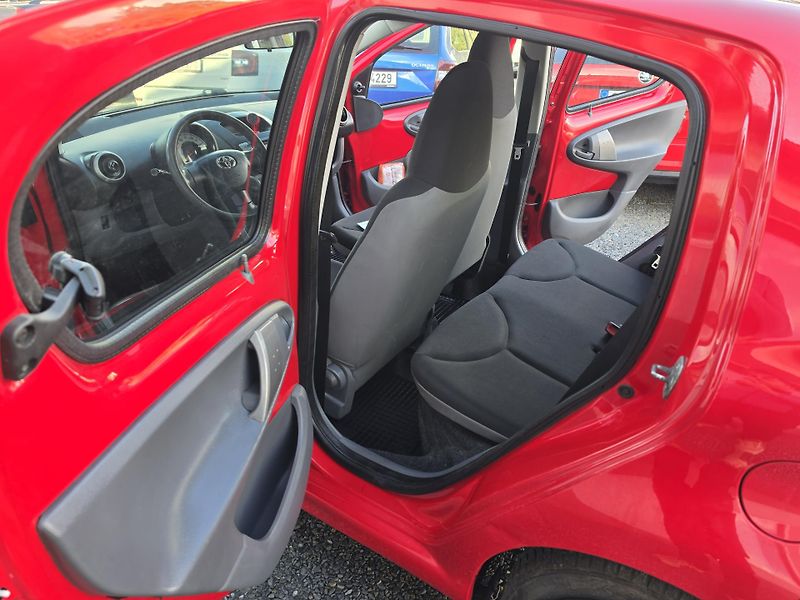 Toyota Aygo 1.0i 50kw - fotka 13 z 21