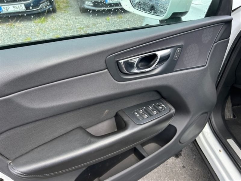 Volvo XC60 2,0 T5 Momentum AT - fotka 11 z 11