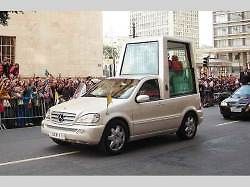 Na konci roku převzal papež Lev XIV nové elektrické BMW.