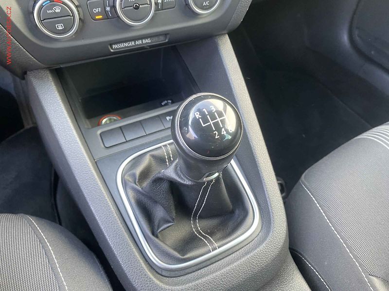 Volkswagen Jetta (2012) 1.2 TSi, Match, +kola - fotka 16 z 18