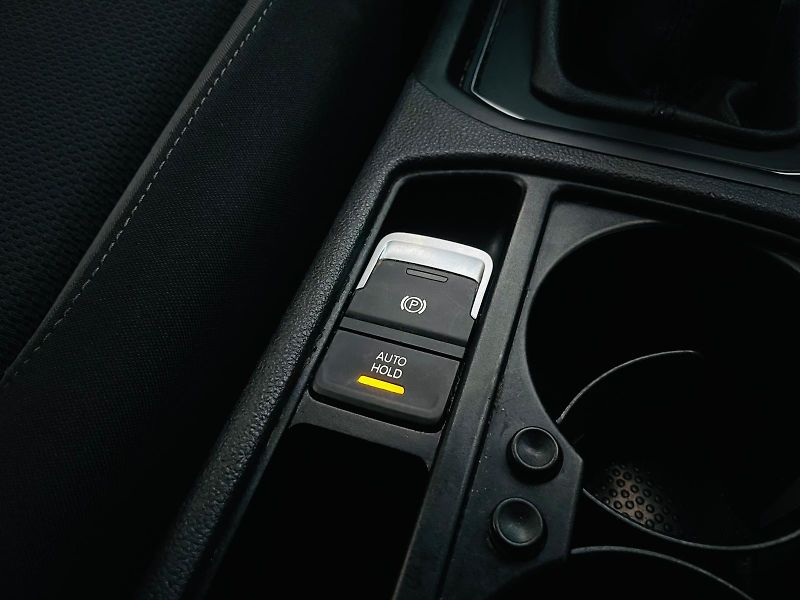 Volkswagen Touran 1.6TDI MAN 7MÍST LED SERVISKA - fotka 41 z 45