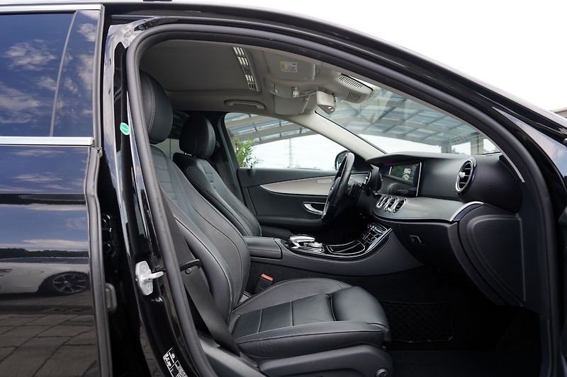 Mercedes-Benz Třídy E E 220d AMG/LED/AT9/kůže - fotka 27 z 46