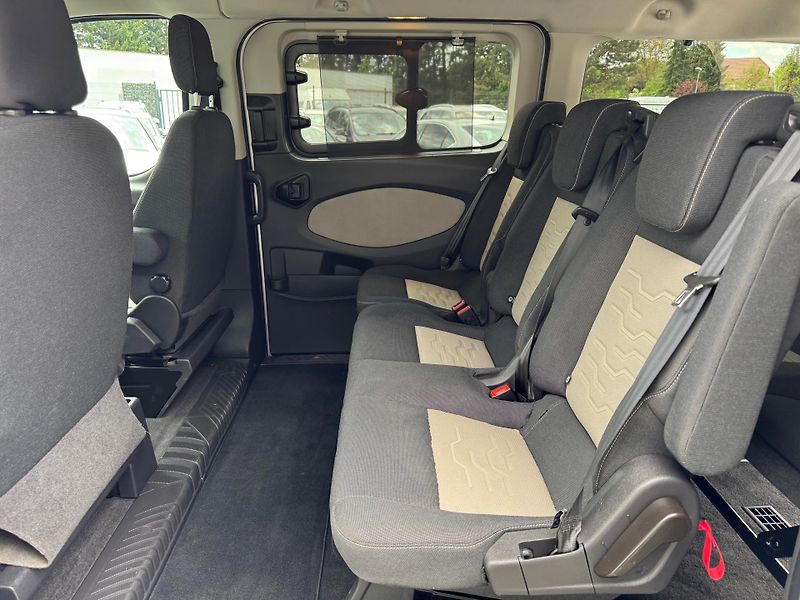 Ford Tourneo Custom (2018) Trend 2.0 TDCI 8 MÍST -CZ- DPH - fotka 23 z 27