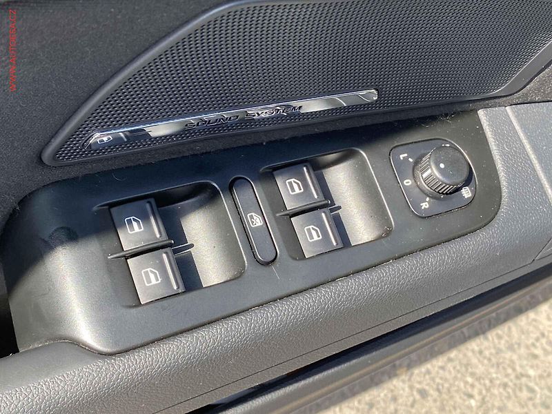 Škoda Superb (2015) 2.0TDi, ČR, AC, bixen, park - fotka 12 z 19