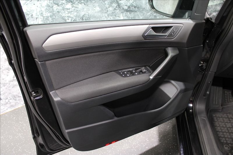 Volkswagen Touran 1,4 TSI Comfortline 7-míst - fotka 9 z 32