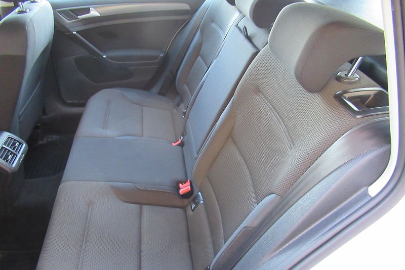 Volkswagen Golf 1.6 TDi AUT.KLIMA VYHŘ.SEDAČKY - fotka 15 z 32