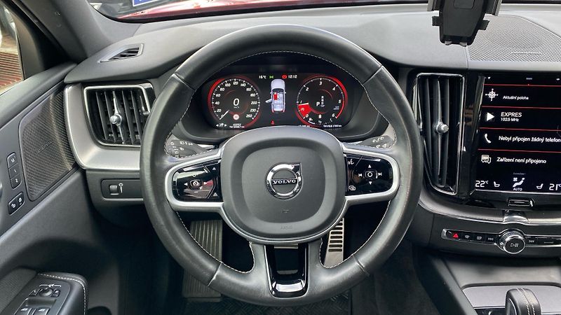 Volvo XC60 R-DESIGN, B4 AWD, 145+10 kW / - fotka 11 z 32