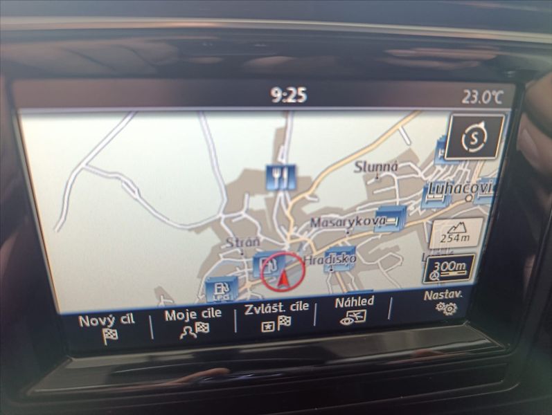 Volkswagen Golf Sportsvan 1,6 TDi DSG Navigace Tempomat - fotka 16 z 35