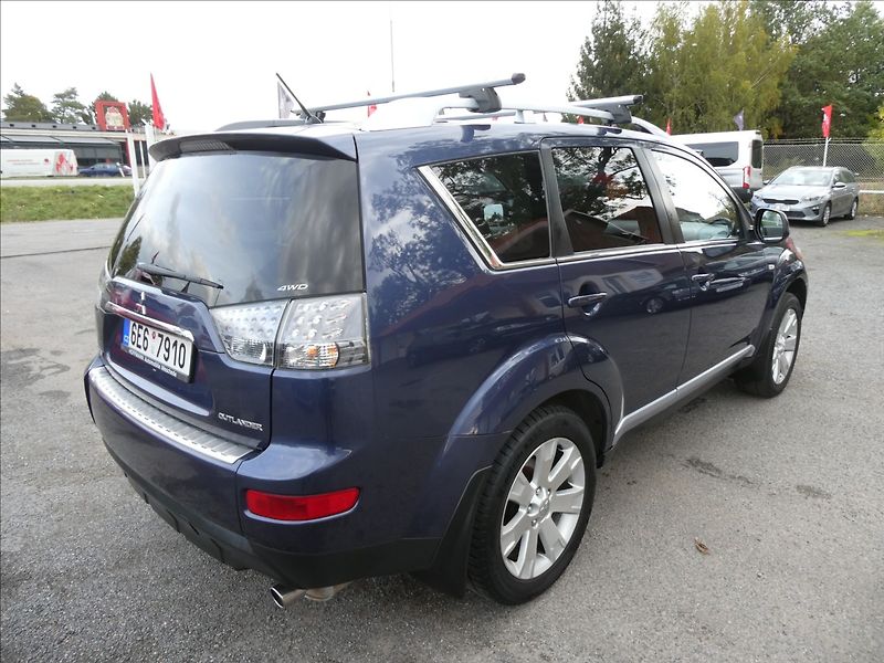Mitsubishi Outlander 2,4 i 125kW 7.míst,4x4,automat - fotka 8 z 35