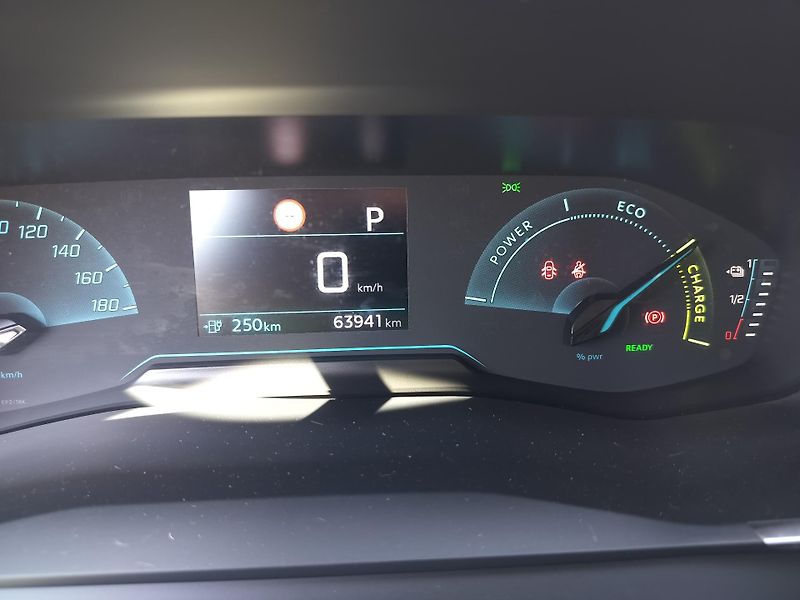 Peugeot 208 e, navigace - fotka 13 z 27