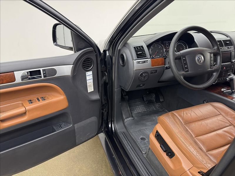 Volkswagen Touareg 3,0 165kW V6 NZ.TOP KŮŽE TAŽNÉ - fotka 27 z 42