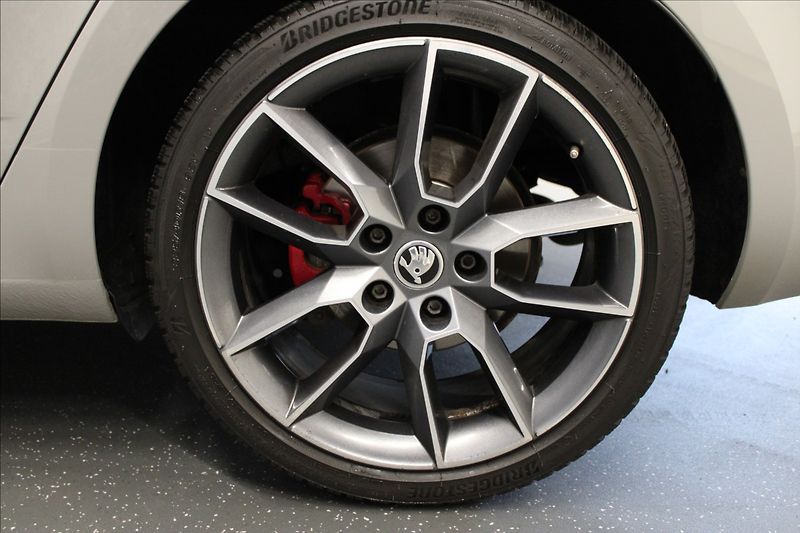Škoda Octavia 2,0 TDI RS 4x4 DSG TOP VIRTUAL - fotka 31 z 38