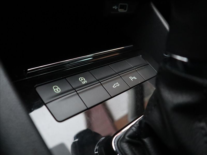 Škoda Octavia 2,0 TDi DSG Style ACC LED - fotka 30 z 41