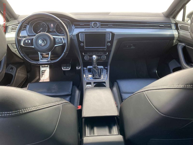 Volkswagen Passat (2015) 2.0 TDi, R-Line, DSG, LED - fotka 8 z 19