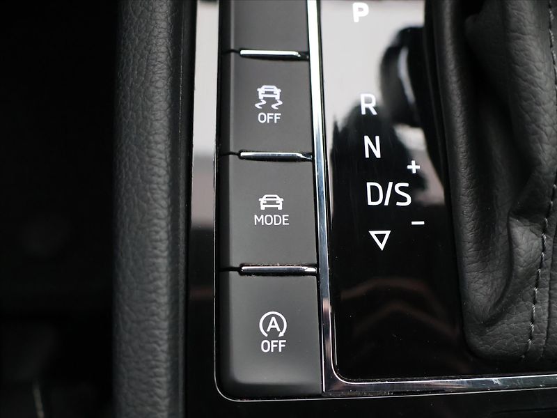 Škoda Superb 2,0 TDI 140kW DSG 4x4 L&K DPH - fotka 32 z 40