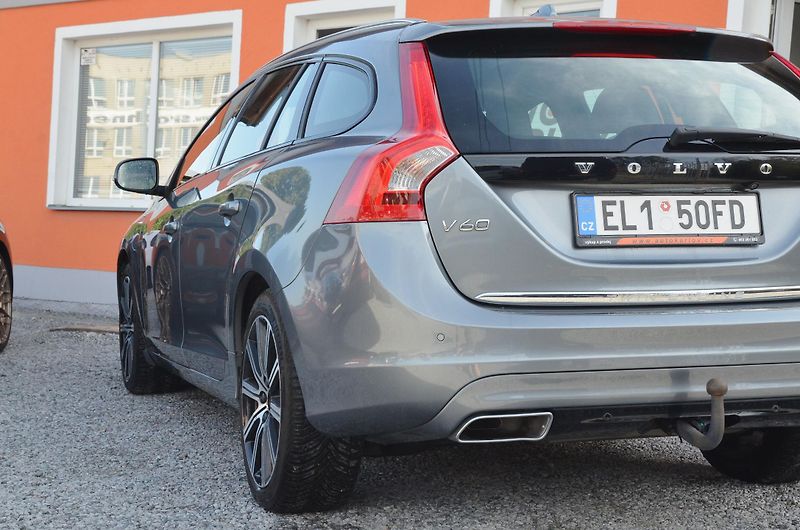 Volvo V60 (2016) 2.4 D6 AWD PHEV 212kW Momentum - fotka 8 z 39