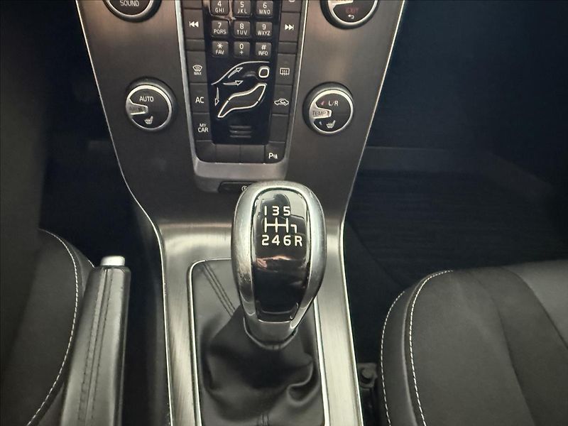 Volvo V40 2,0   D2 88kW,SERVISKA, - fotka 21 z 26
