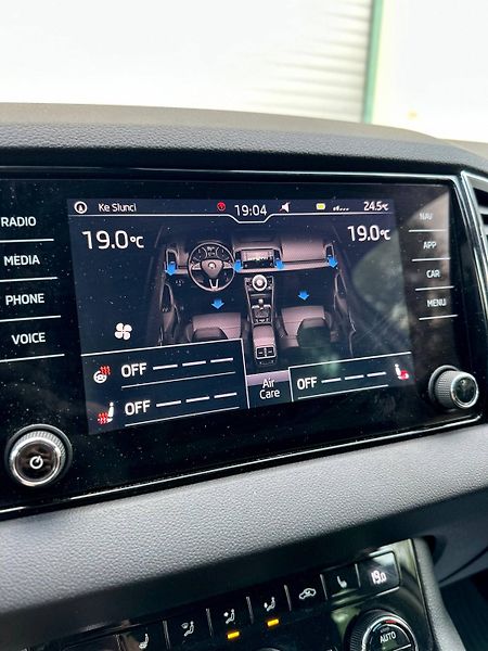 Škoda Karoq (2019) 1.6 TDI 2019 VELKY SERVIS - fotka 36 z 37