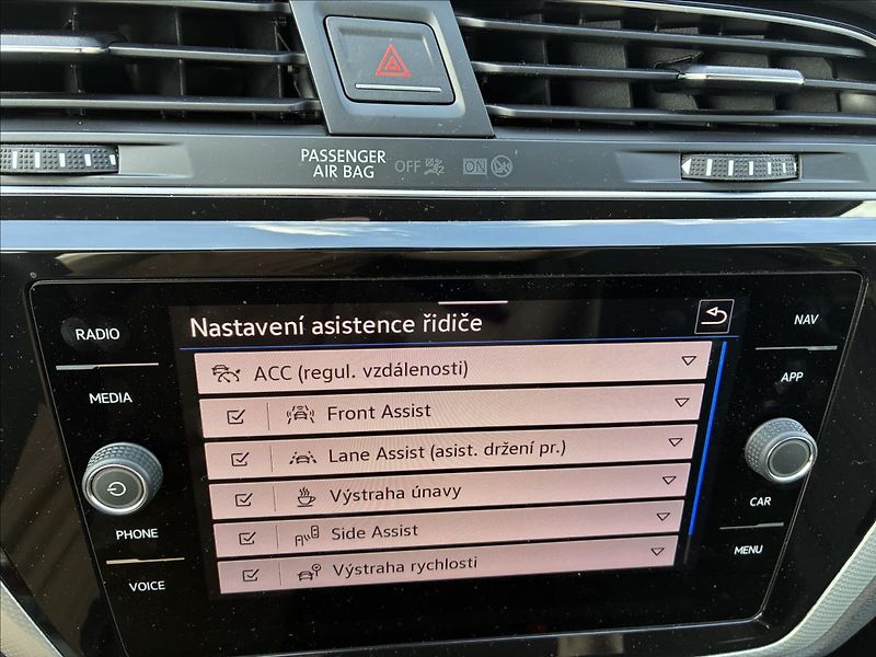 Volkswagen Touran 2,0 TDI ,7 MÍST,TAŽNÉ,KAMERA - fotka 29 z 35