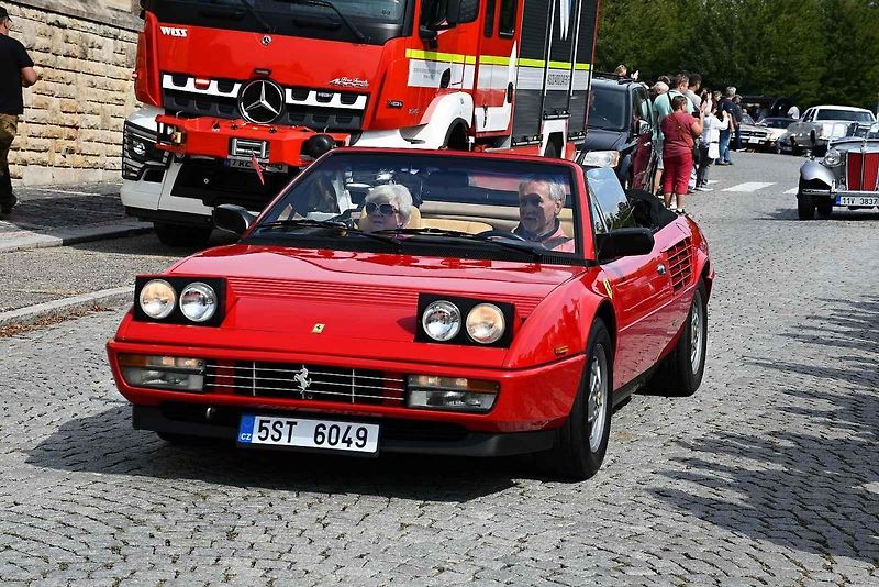 Na tradiční Lidický okruh dorazily desítky historických automobilů a motocyklů, které obdivovali návštěvníci z Kladna i širokého okolí.