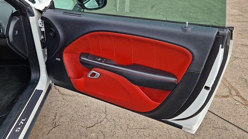 Dodge Challenger 5.7L V8 Hemi/Shaker/kůže/375 P - fotka 16 z 19