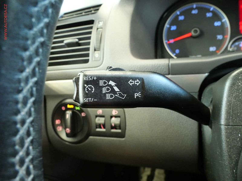 Volkswagen Touran (2010) 1.4 TSI, DSG - fotka 16 z 20