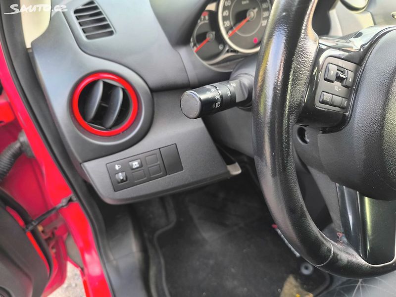 Mazda 2 1,3i,KRÁSNÁ,SERVISKA,70KM,1MAJ - fotka 13 z 22