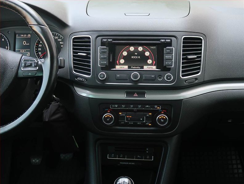 Volkswagen Sharan (2012) 2.0 TDI, Xenony, Tempomat - fotka 12 z 28