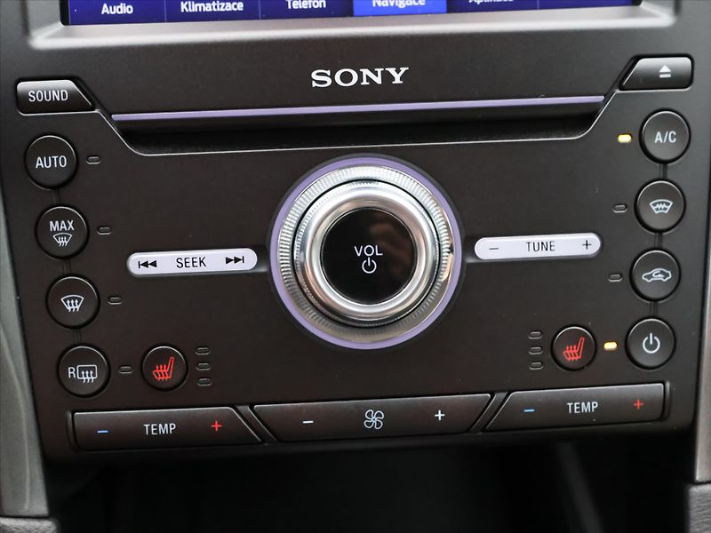 Ford Mondeo 2,0 Hybrid iCVT 103kW Vignale - fotka 25 z 35