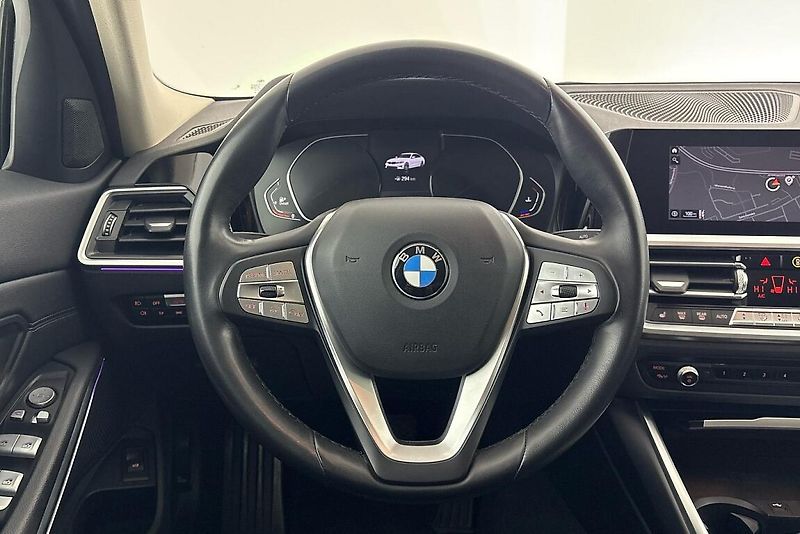 BMW Řada 3 320d xDrive - fotka 20 z 24