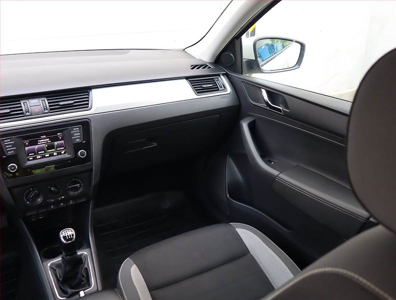 Škoda Rapid (2017) 1.2 TSI, Park. senzory - fotka 8 z 18