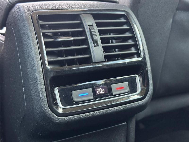 Volkswagen Passat 1,5 TSI 110kW Elegance 7DSG ČR - fotka 27 z 30
