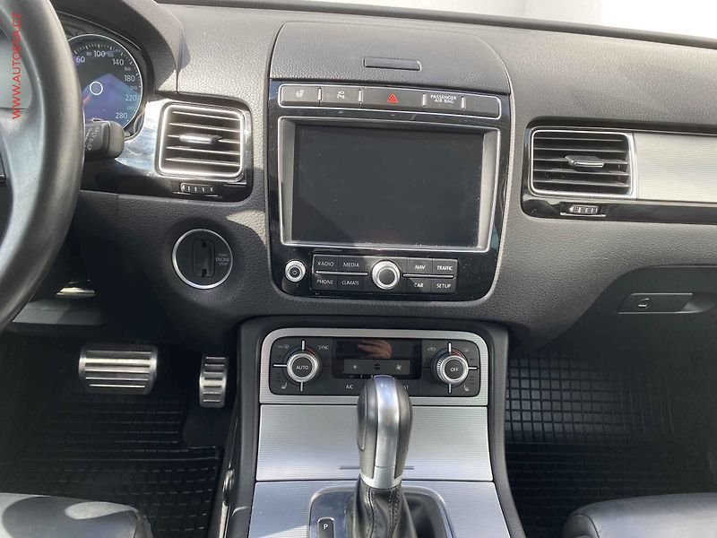 Volkswagen Touareg (2017) 3.0TDi 4x4, ČR, R-Line, TZ - fotka 12 z 23