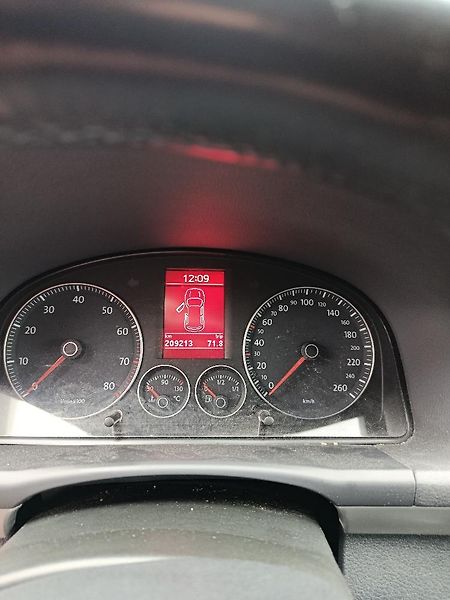 Volkswagen Touran (2010) - fotka 17 z 21