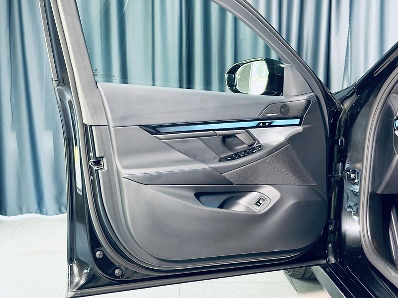 BMW Řada 5 (2025) 520i*ZÁRUKA*TAŽNÉ*HARM&KARDON - fotka 15 z 43