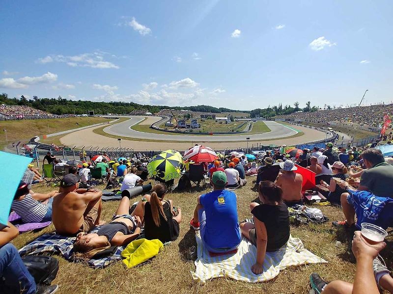 Motocyklová legenda Valentino Rossi při závodě na Masarykově okruhu v roce 2019.