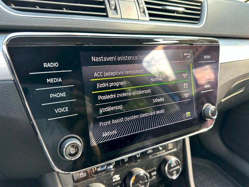 Škoda Superb (2019) 2.0 TSI 200kW AmbitionPlus Com - fotka 17 z 24