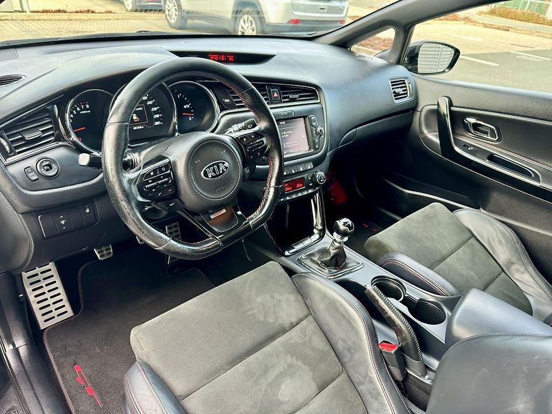 Kia Ceed (2016) 1.6 T-GDI 150kW GT Plus RECARO - fotka 13 z 25