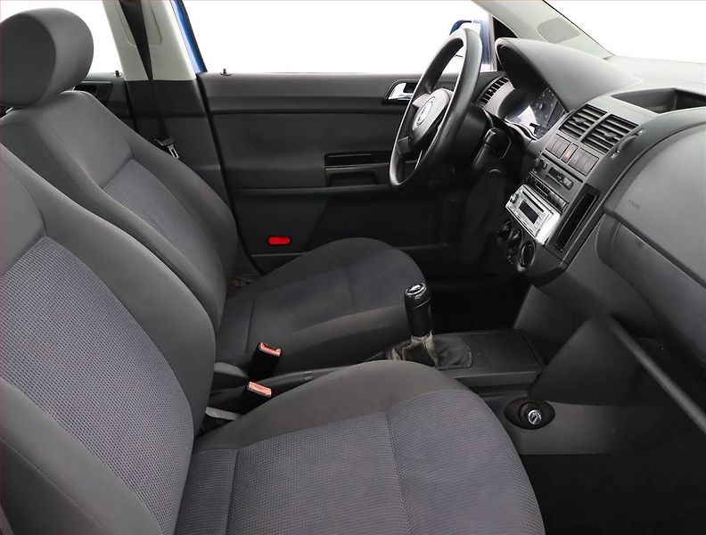 Volkswagen Polo (2003) 1.2, po STK, zamluveno - fotka 9 z 15