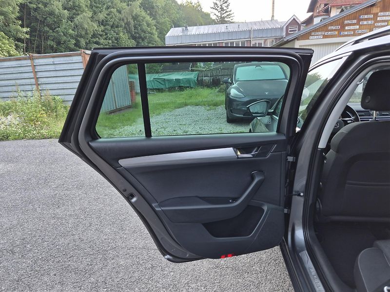 Škoda Superb Combi 2,0TDi DSG 110kw 17ALU - fotka 33 z 44