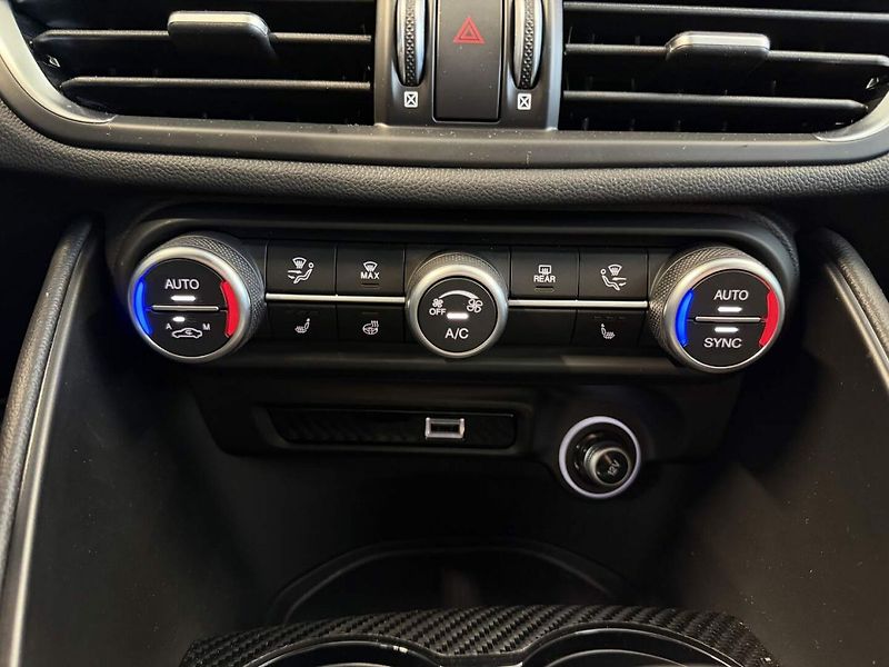 Alfa Romeo Giulia (2025) Quadrifoglio 2.9 V6 BiTurbo 52 - fotka 12 z 21
