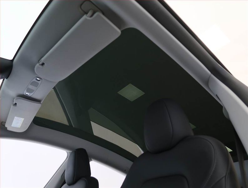 Tesla Model Y (2023) RWD LFP 60kWh, SoH 93% - fotka 17 z 31