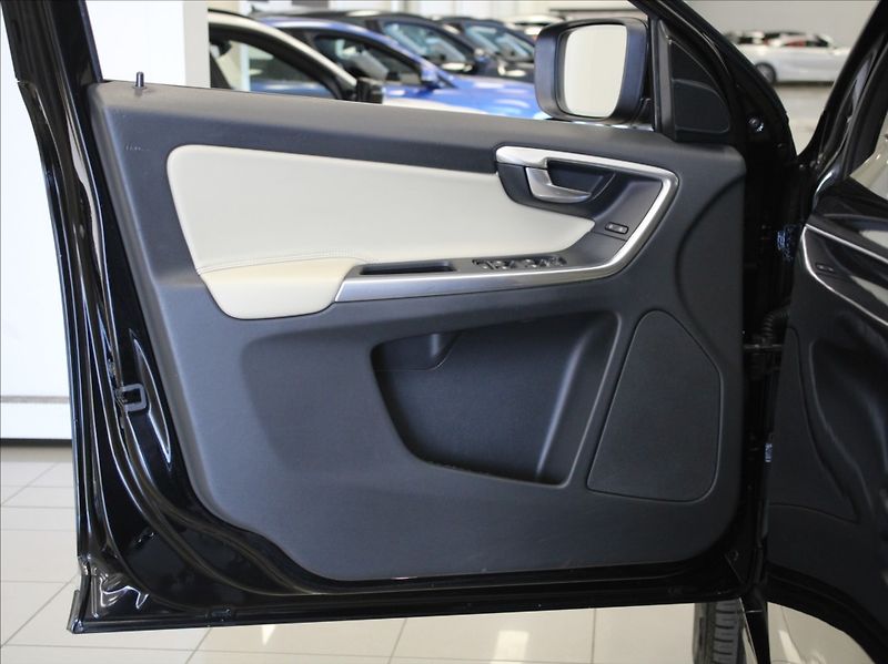 Volvo XC60 2,0 D4 AT Summum VÝPRODEJ! - fotka 15 z 22