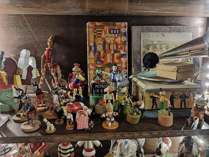 Václav Blažek je vášnivým sběratelem. V Rokytně má vlastní muzeum modýlků autíček s názvem 