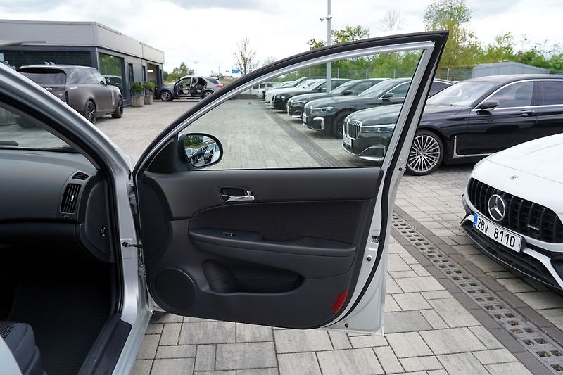 Hyundai i30 1.6 CRDI-16V/90 PS/ČR - fotka 18 z 38