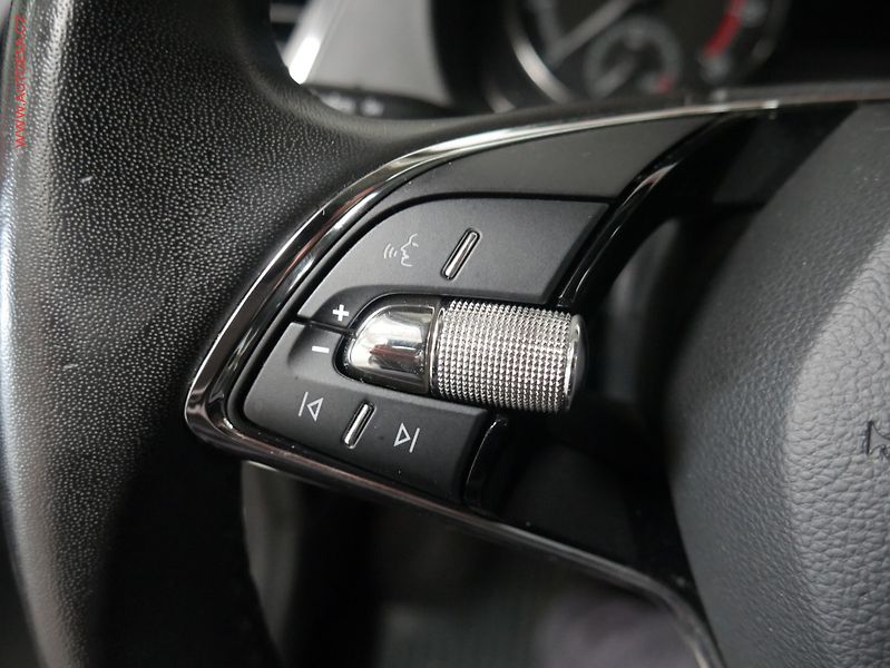 Škoda Fabia (2022) 1.0 TSi, ČR, Ambition, zámek - fotka 14 z 19