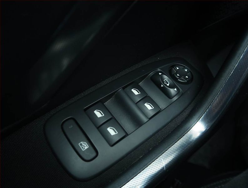 Peugeot 2008 (2016) 1.6 BlueHDi, Serv.kniha - fotka 17 z 20